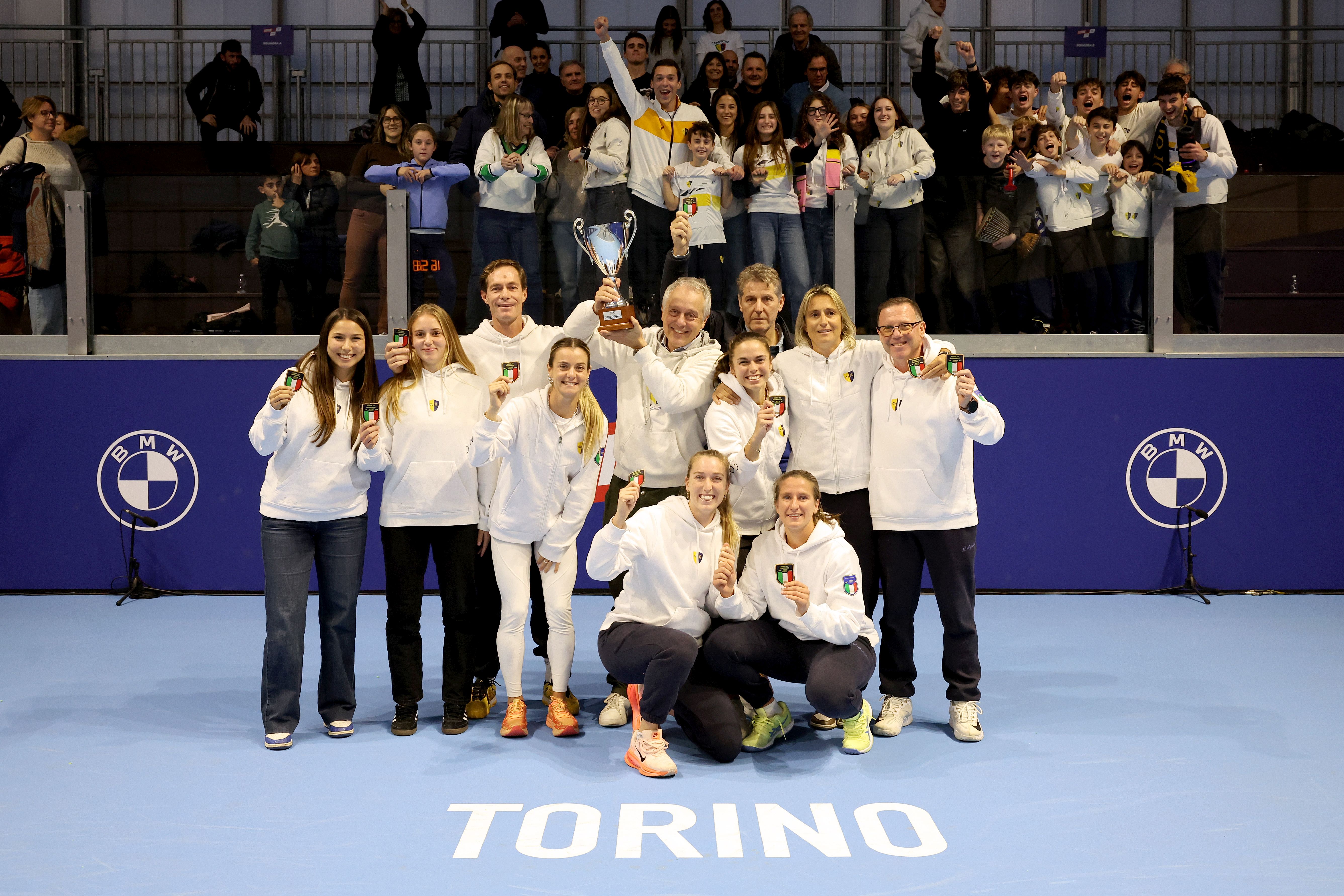 FINALI SERIE A1 2025 Circolo Stampa Sporting di Torino 06/12/2025 Finale Femminile Cerimonia Premiazione AT Verona Falconeri Campione d'Italia Giovanni Mercati, Santiago Messora, Claudio Gastaldi, Angelica Moratelli, Aurora Zantedeschi, Valentini Grammatikopoulou e Angelica Raggi Foto Giampiero Sposito